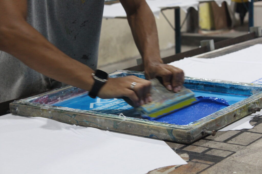 Processo de Silk Screen tradicional para camisetas de empresas e eventos - Pallium Estamparia