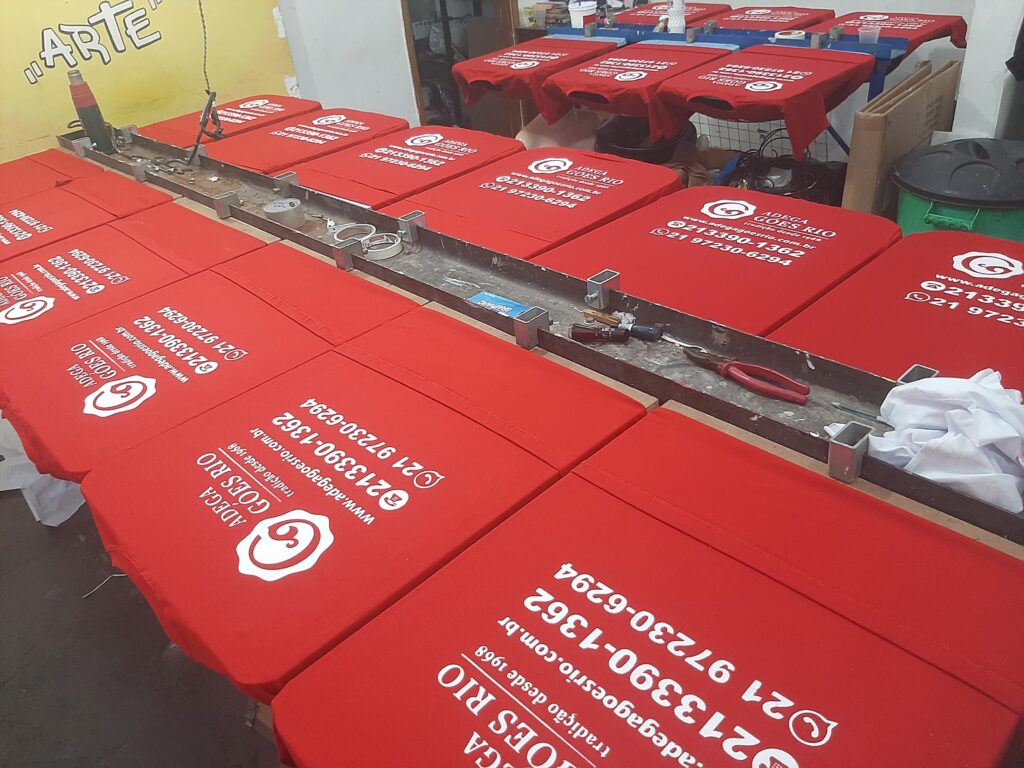 Uniformes corporativos personalizados em algodão 30.1 com estampa Silk Screen produzidos pela Pallium Estamparia.